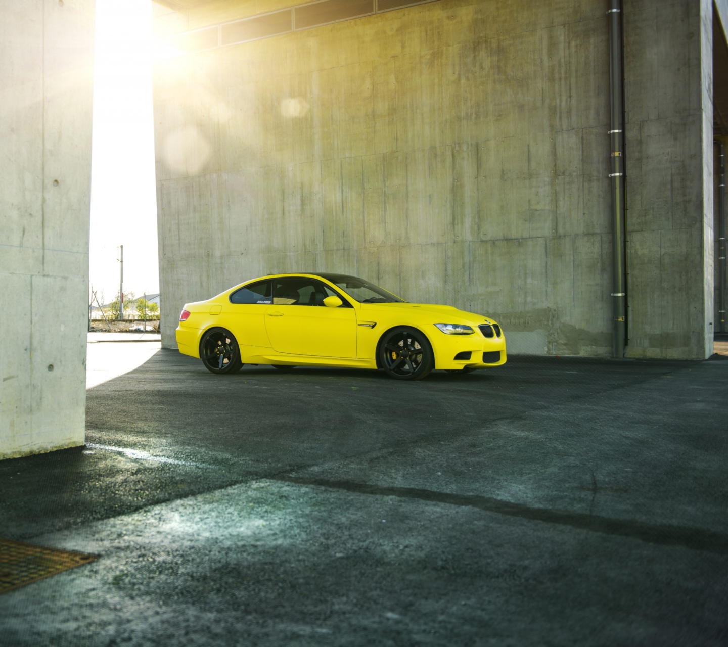 Fondo de pantalla Yellow BMW 1440x1280