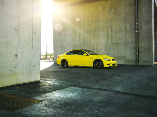 Sfondi Yellow BMW 640x480