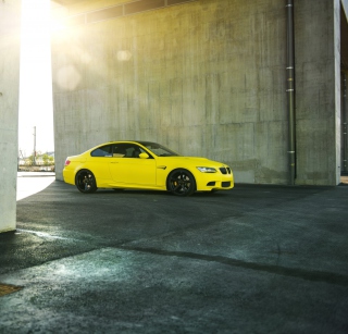 Kostenloses Yellow BMW Wallpaper für iPad mini 2