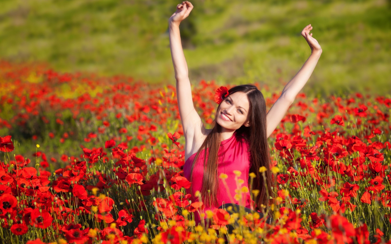 Fondo de pantalla Happy Girl In Flower Field 1280x800