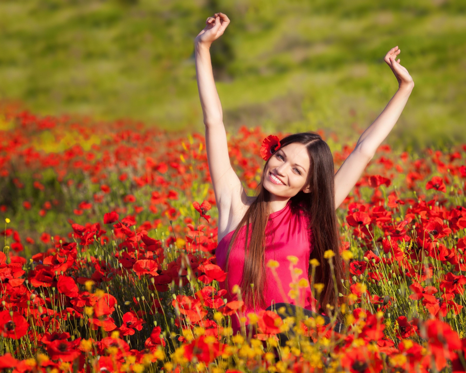 Fondo de pantalla Happy Girl In Flower Field 1600x1280
