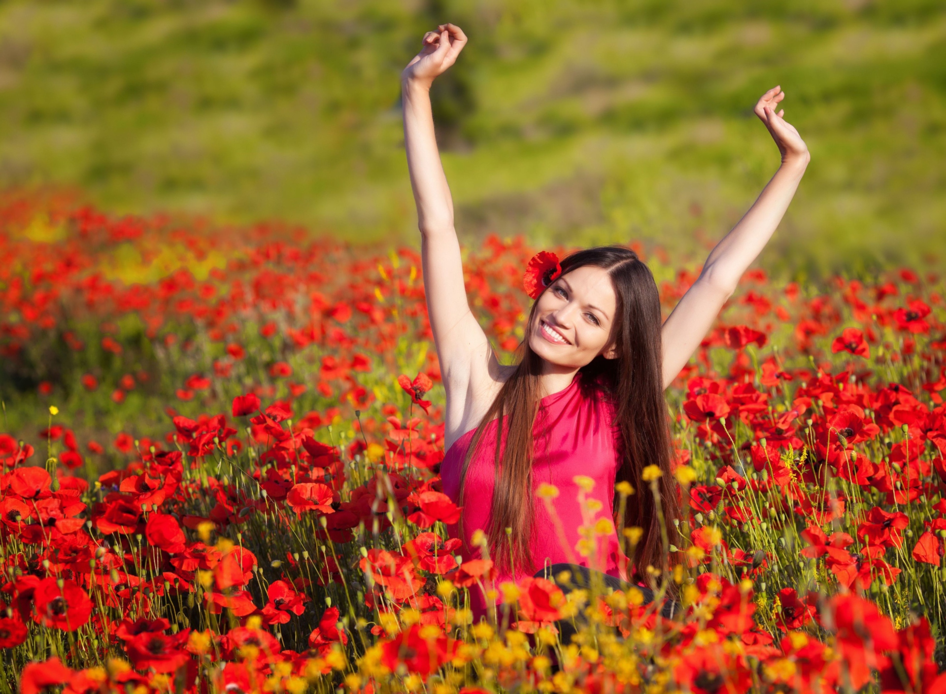 Das Happy Girl In Flower Field Wallpaper 1920x1408