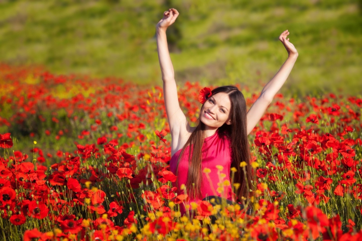 Das Happy Girl In Flower Field Wallpaper