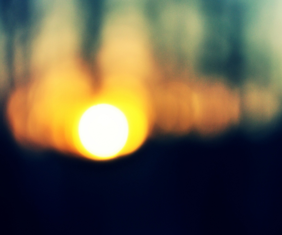 Обои Blurred Sunset 960x800