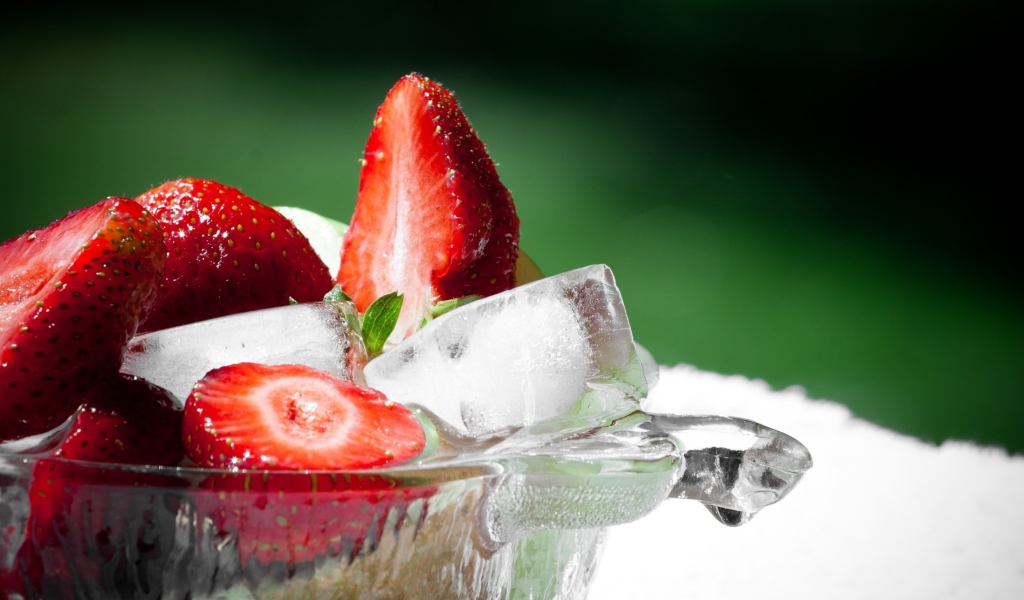 Das Strawberry And Ice Wallpaper 1024x600