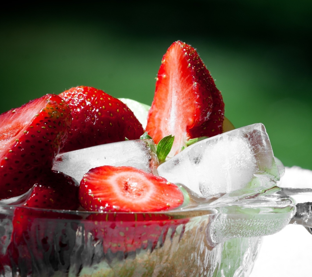 Das Strawberry And Ice Wallpaper 1080x960