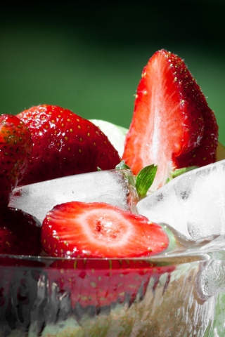 Strawberry And Ice wallpaper 320x480