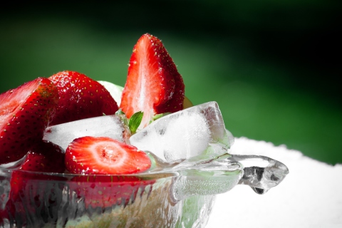 Strawberry And Ice wallpaper 480x320