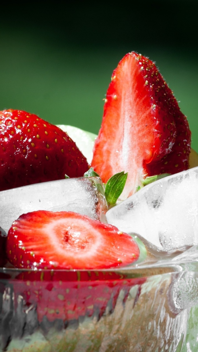Strawberry And Ice wallpaper 640x1136