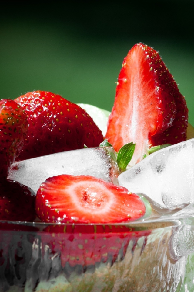 Das Strawberry And Ice Wallpaper 640x960