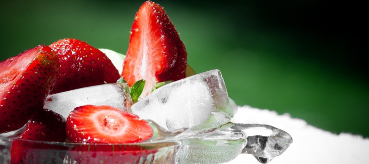 Das Strawberry And Ice Wallpaper 720x320