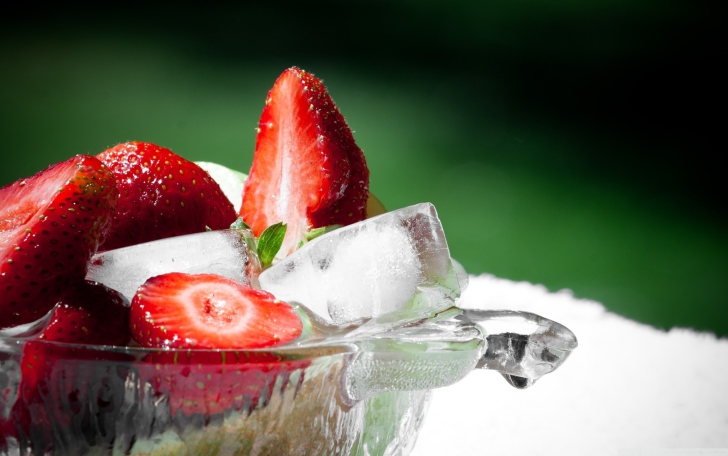 Sfondi Strawberry And Ice