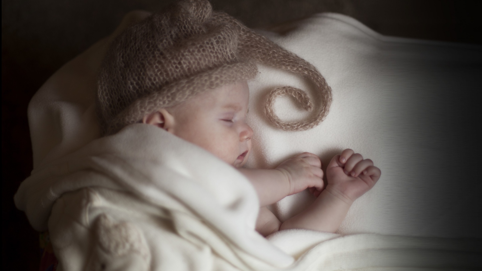 Cute Baby Sleeping wallpaper 1600x900