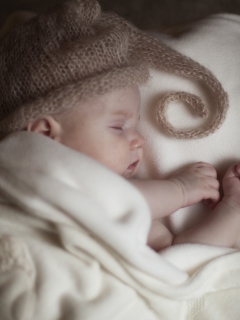 Das Cute Baby Sleeping Wallpaper 240x320