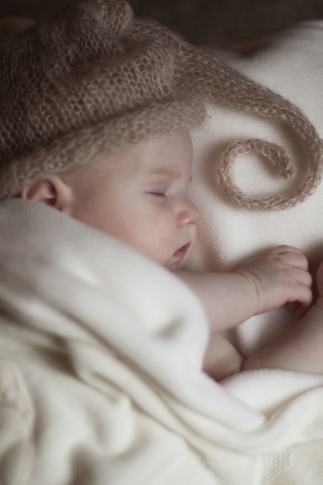 Das Cute Baby Sleeping Wallpaper 640x960
