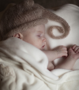 Cute Baby Sleeping sfondi gratuiti per iPhone 6 Plus