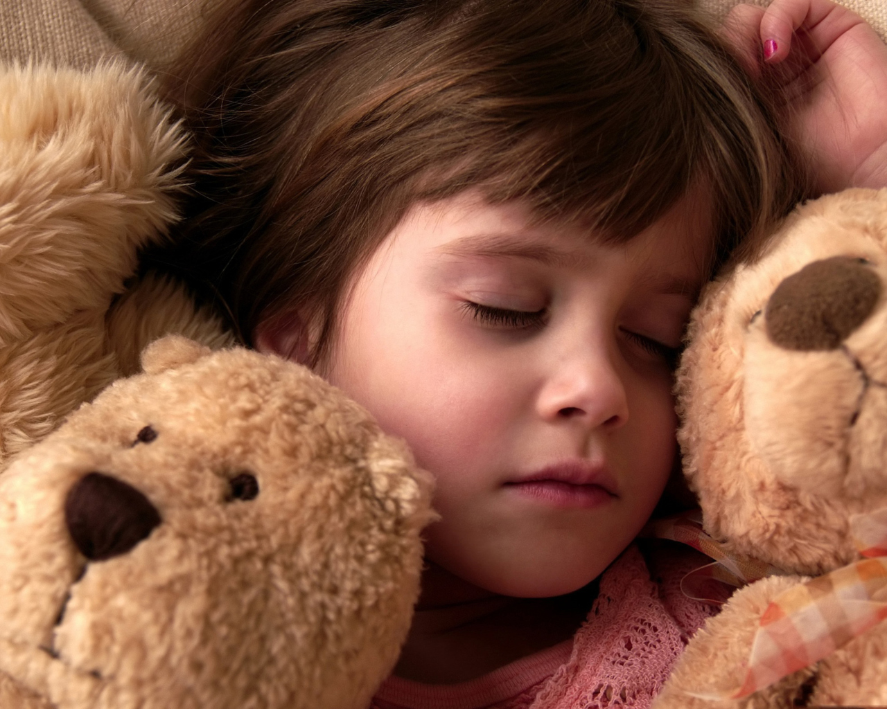 Fondo de pantalla Child Sleeping With Teddy Bear 1280x1024