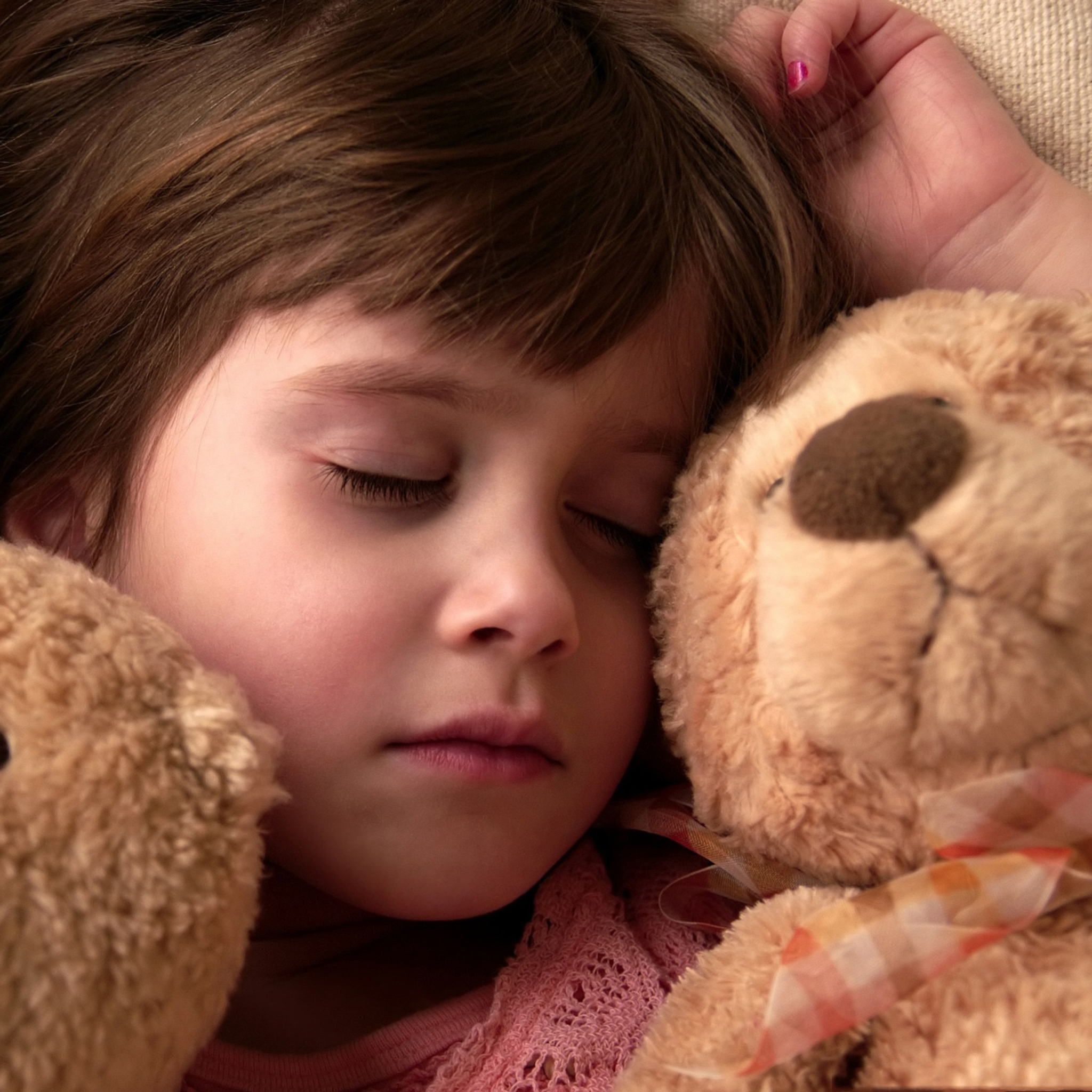 Обои Child Sleeping With Teddy Bear 2048x2048