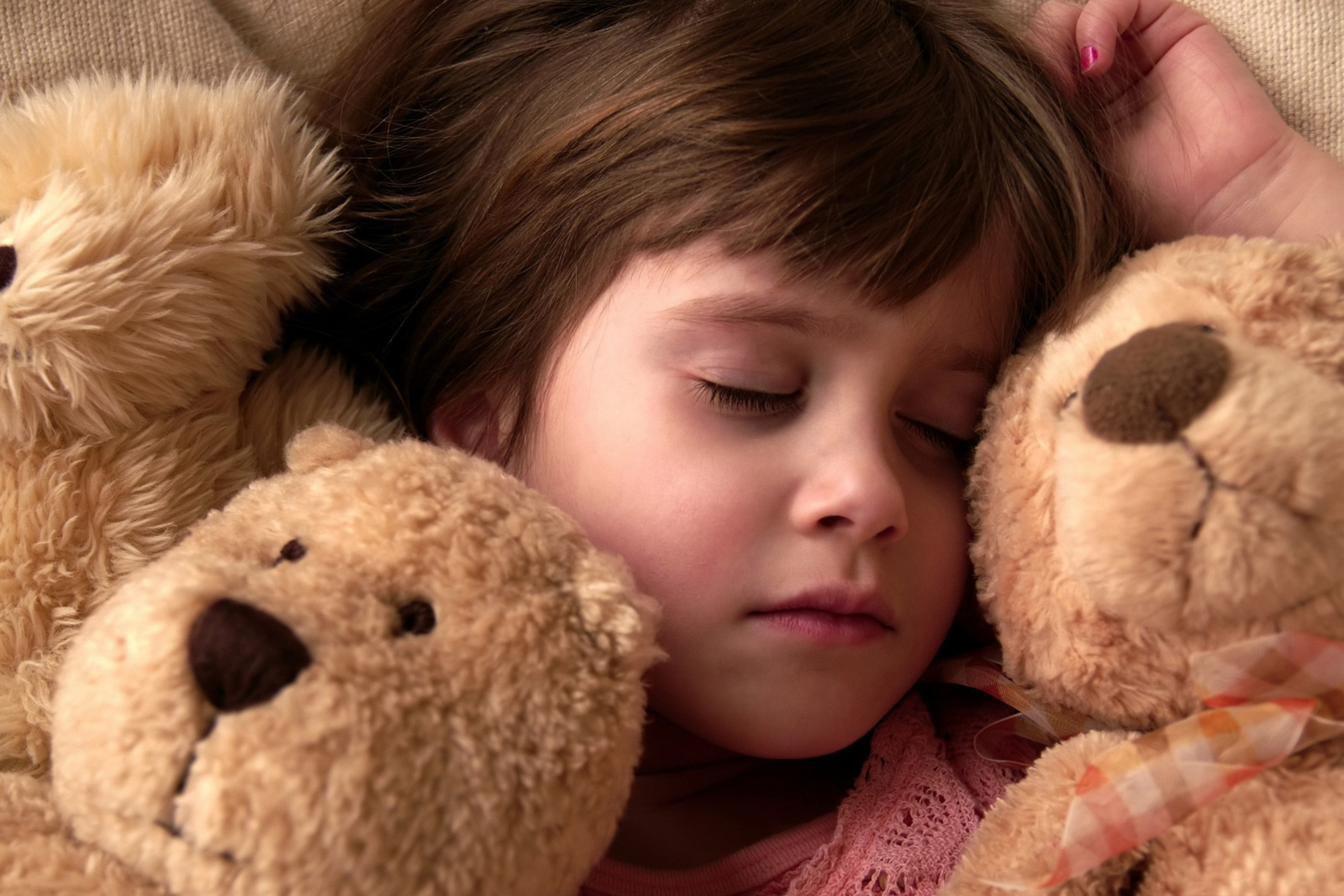 Das Child Sleeping With Teddy Bear Wallpaper 2880x1920