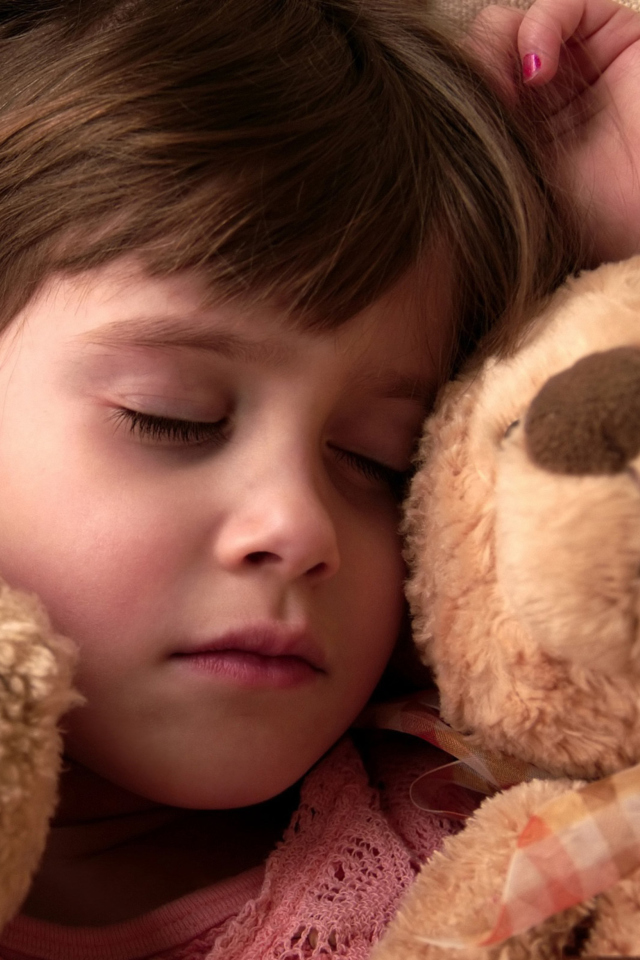 Sfondi Child Sleeping With Teddy Bear 640x960