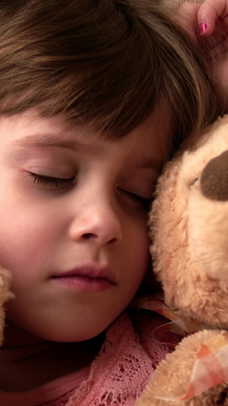 Обои Child Sleeping With Teddy Bear 750x1334