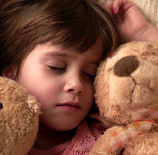 Child Sleeping With Teddy Bear sfondi gratuiti per 1024x1024