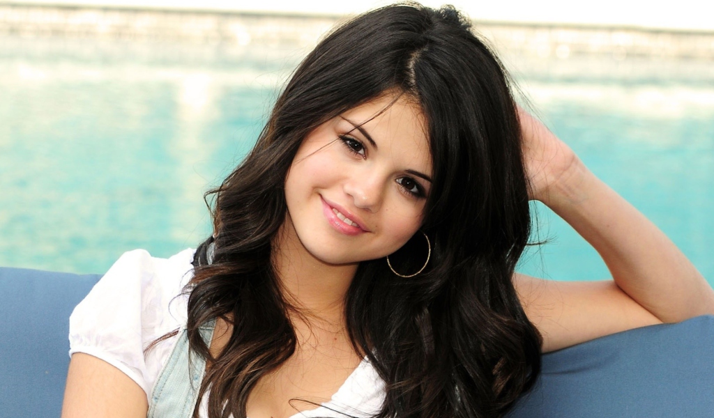 Selena Gomez wallpaper 1024x600
