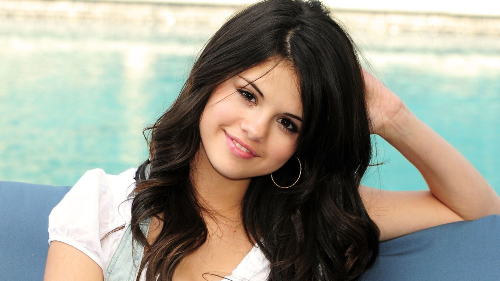 Selena Gomez wallpaper 1600x900
