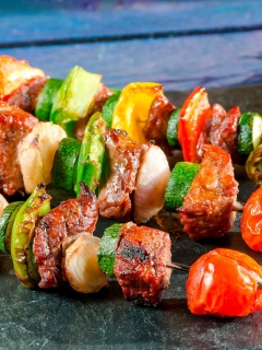 Das Shish kebab barbecue Wallpaper 240x320