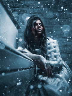 Das Snow Woman Wallpaper 240x320