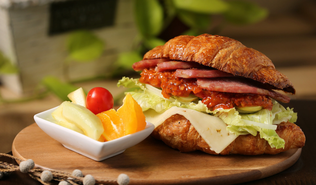 Sfondi Croissant with ham 1024x600