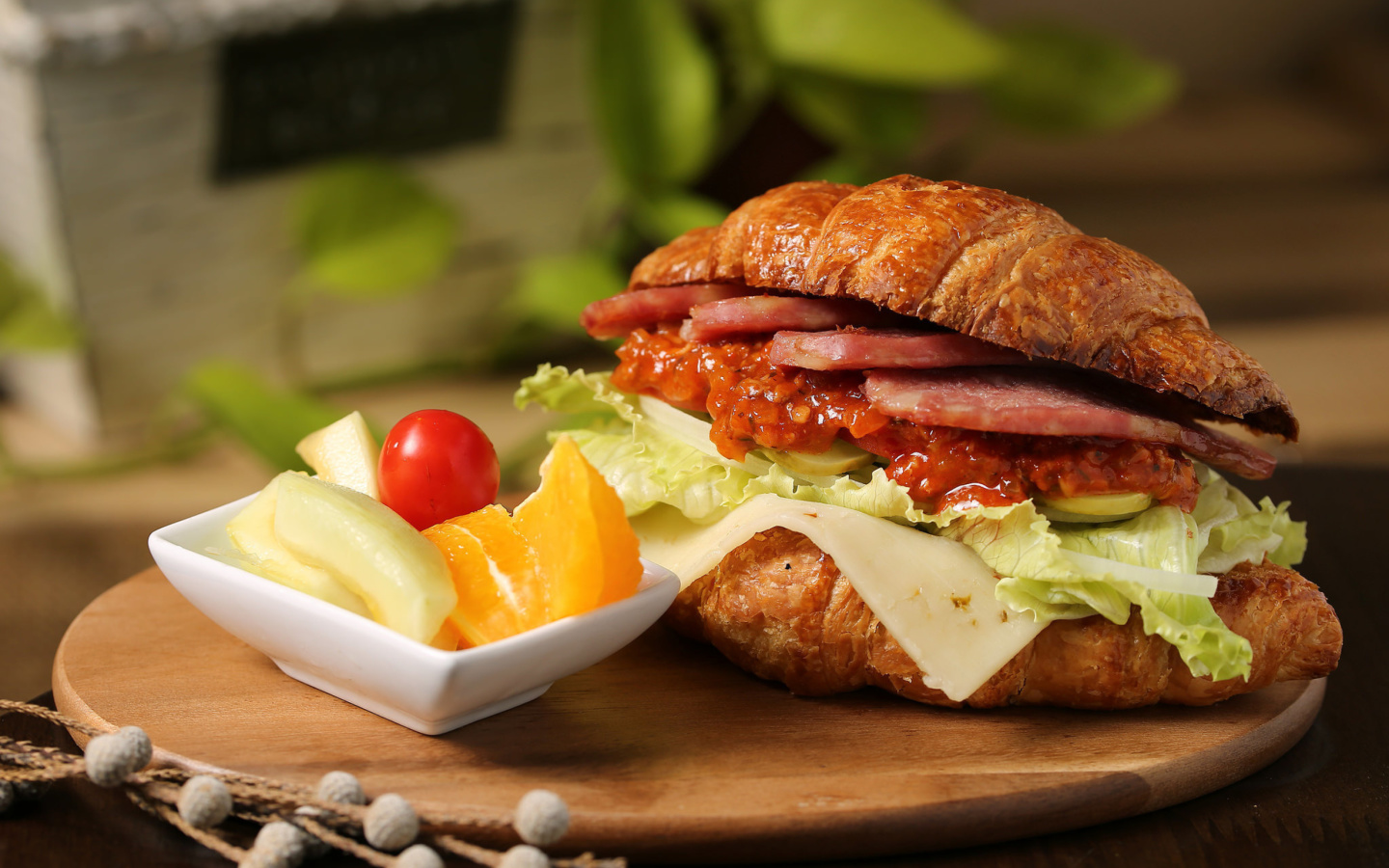 Croissant with ham wallpaper 1440x900