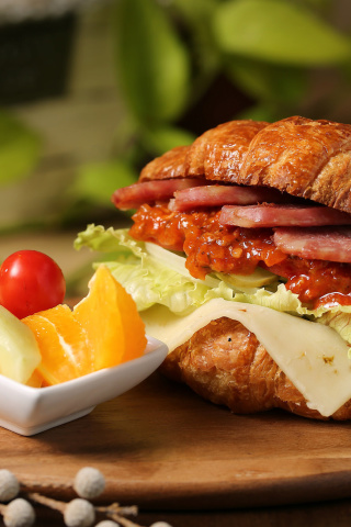 Croissant with ham screenshot #1 320x480