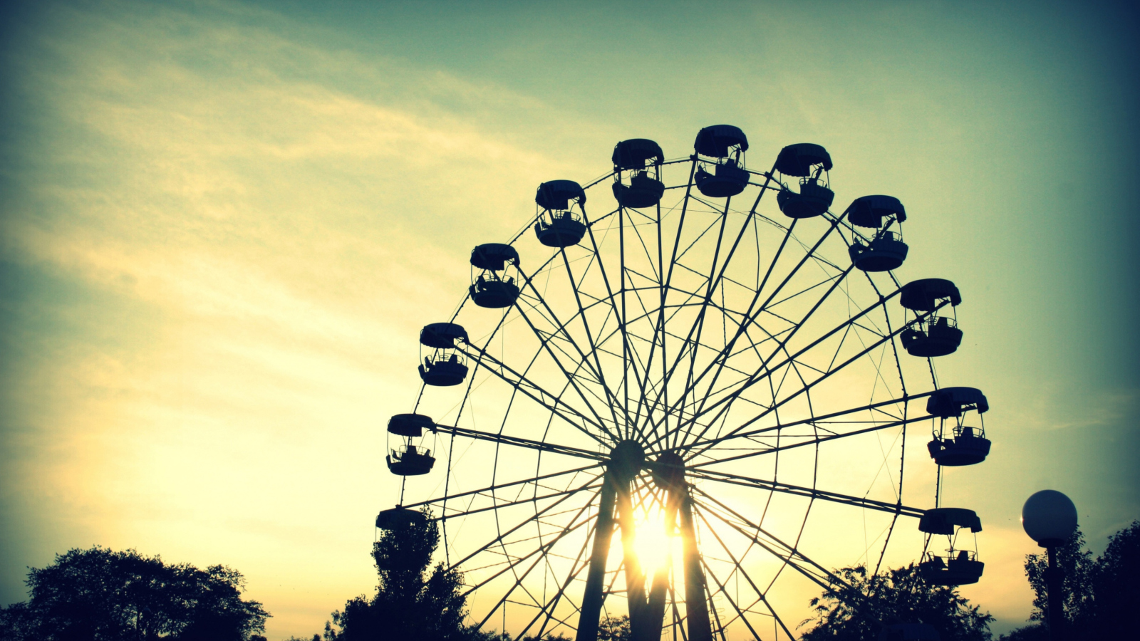 Sunlight Through Ferris Wheel screenshot #1 1600x900