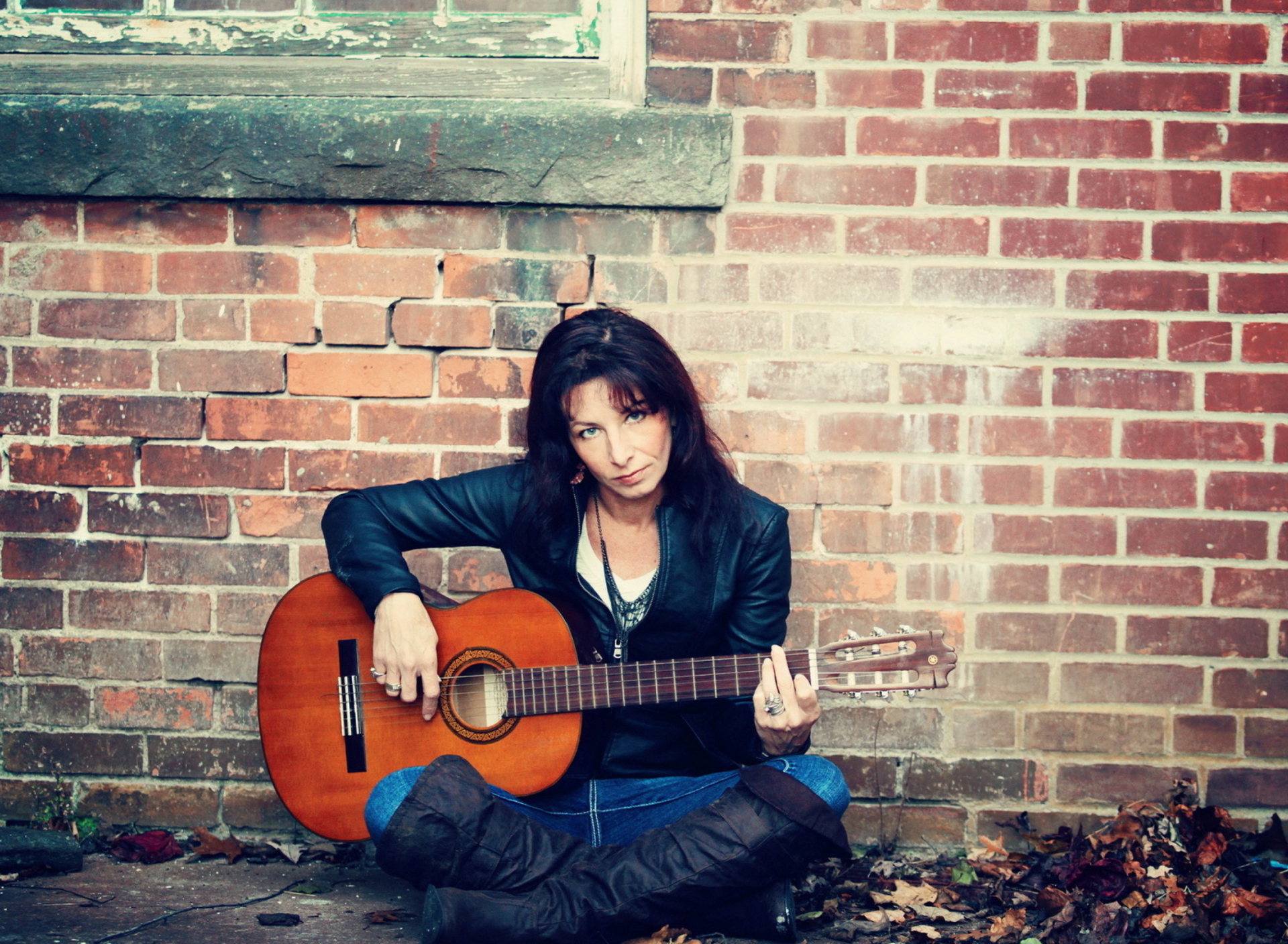 Woman With Guitar wallpaper 1920x1408