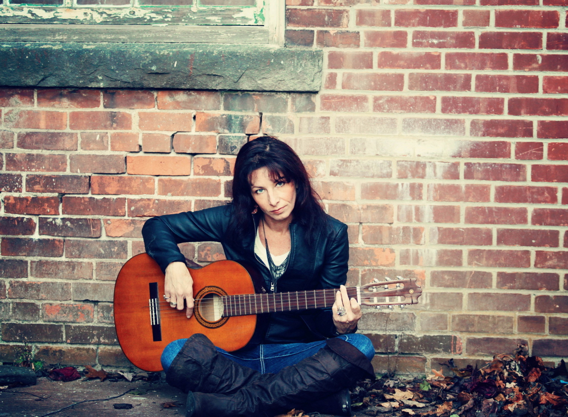 Sfondi Woman With Guitar 1920x1408