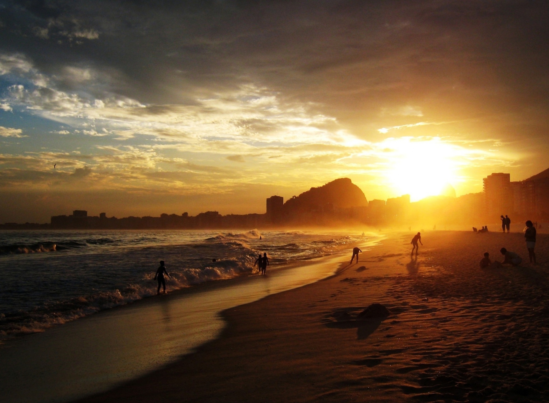 Fondo de pantalla Copacabana Beach Sunset 1920x1408
