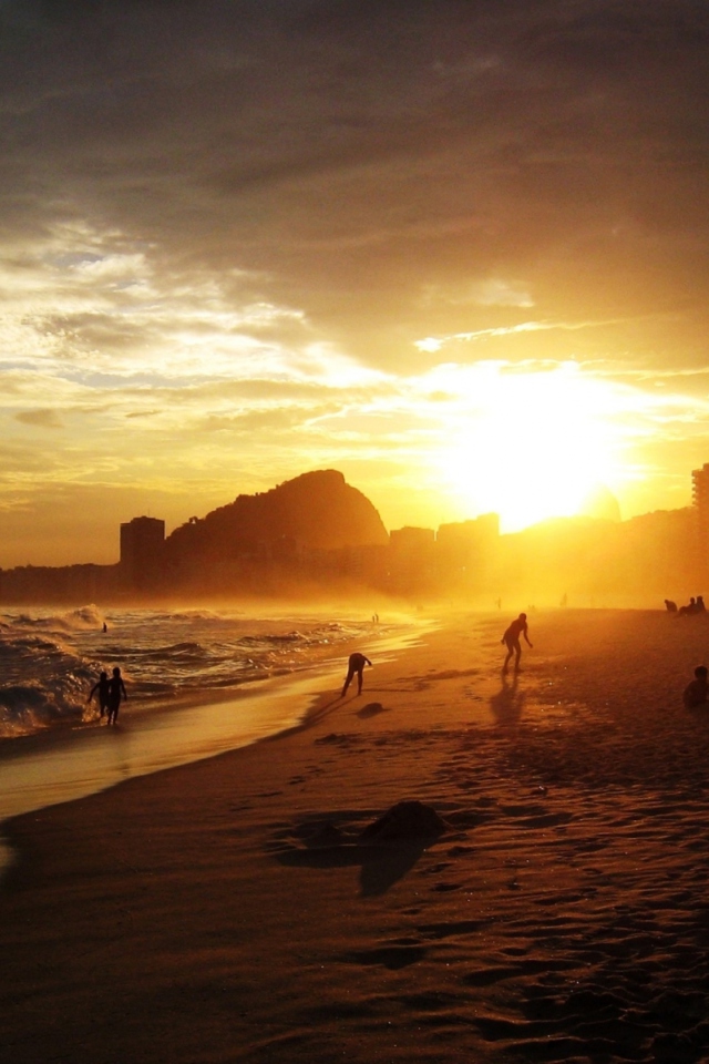 Das Copacabana Beach Sunset Wallpaper 640x960