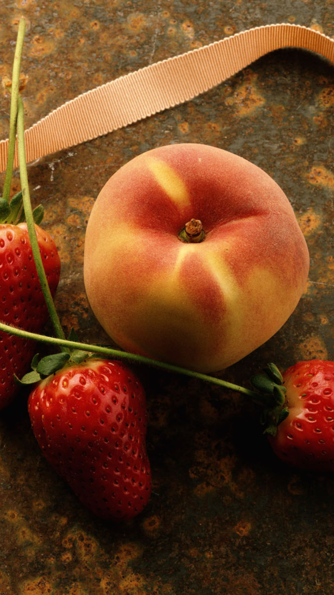 Обои Strawberry And Peach 1080x1920