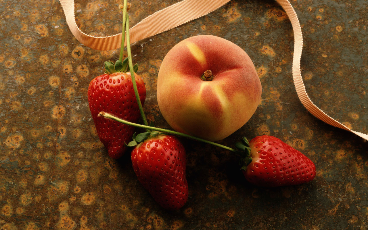 Sfondi Strawberry And Peach 1280x800