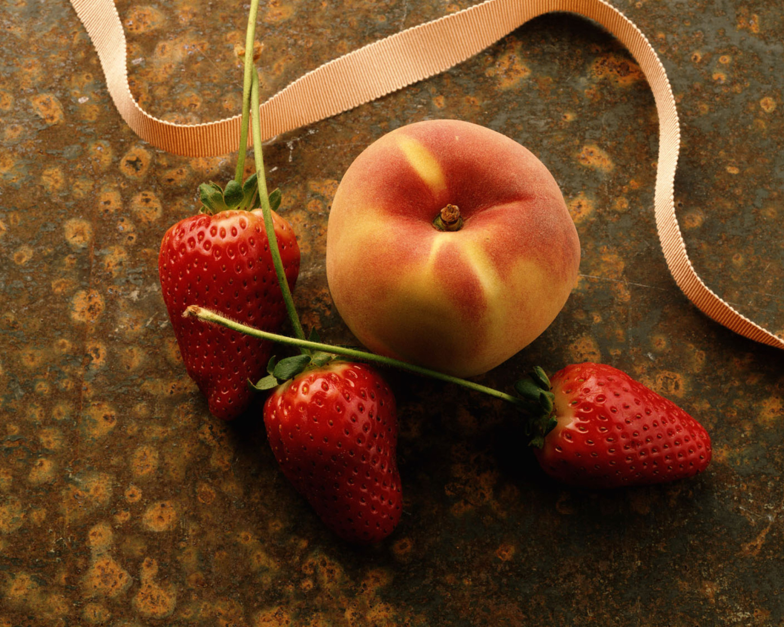 Das Strawberry And Peach Wallpaper 1600x1280