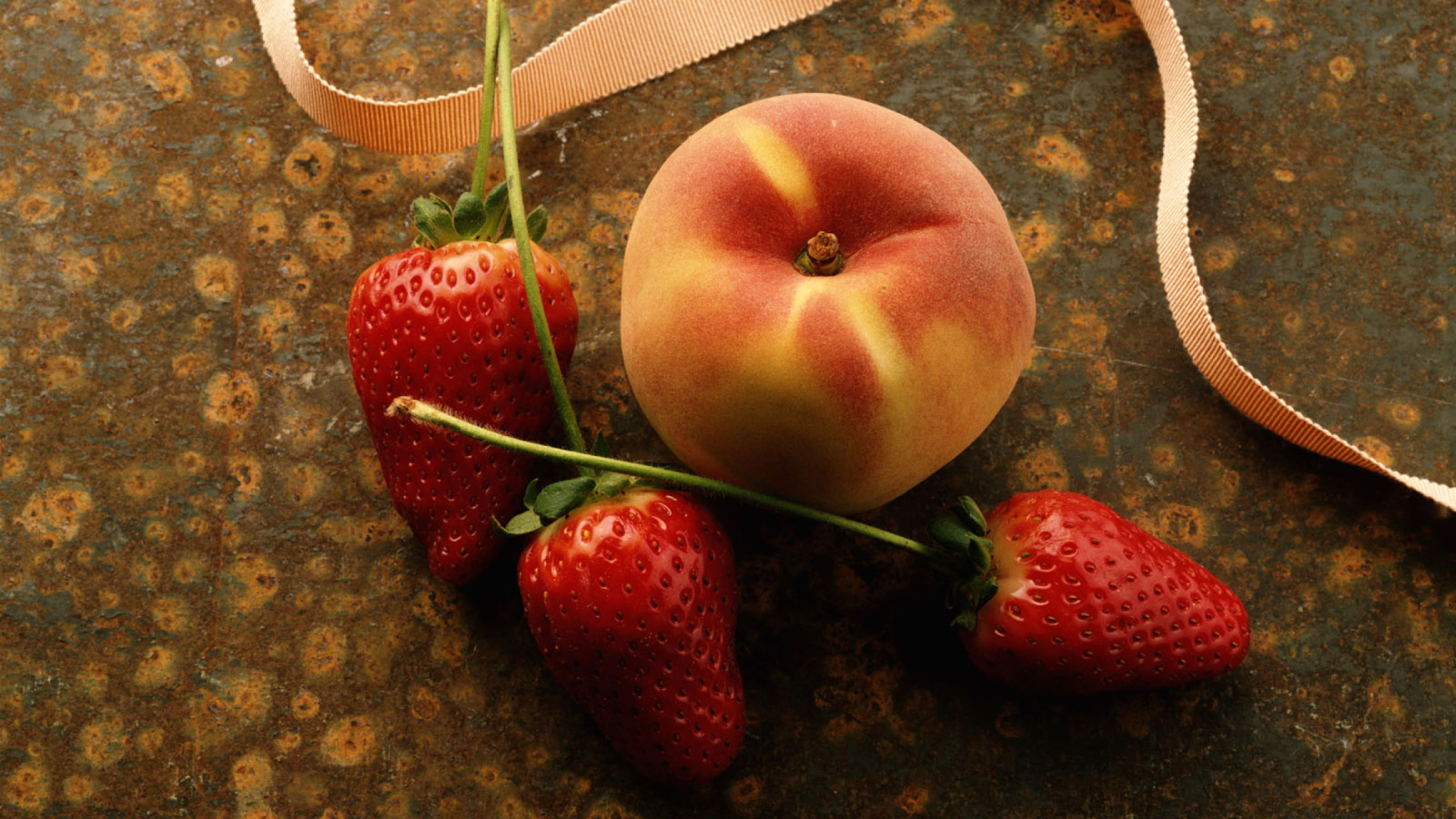 Das Strawberry And Peach Wallpaper 1600x900