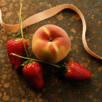 Sfondi Strawberry And Peach 208x208