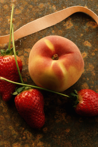 Das Strawberry And Peach Wallpaper 320x480