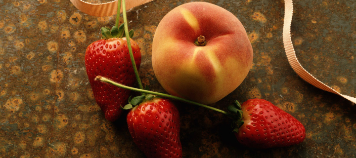 Strawberry And Peach wallpaper 720x320