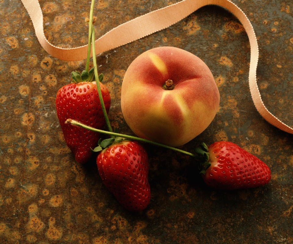 Strawberry And Peach wallpaper 960x800