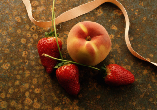 Strawberry And Peach sfondi gratuiti per cellulari Android, iPhone, iPad e desktop