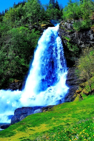 Das Waterfall Trekking in the mountains Wallpaper 320x480