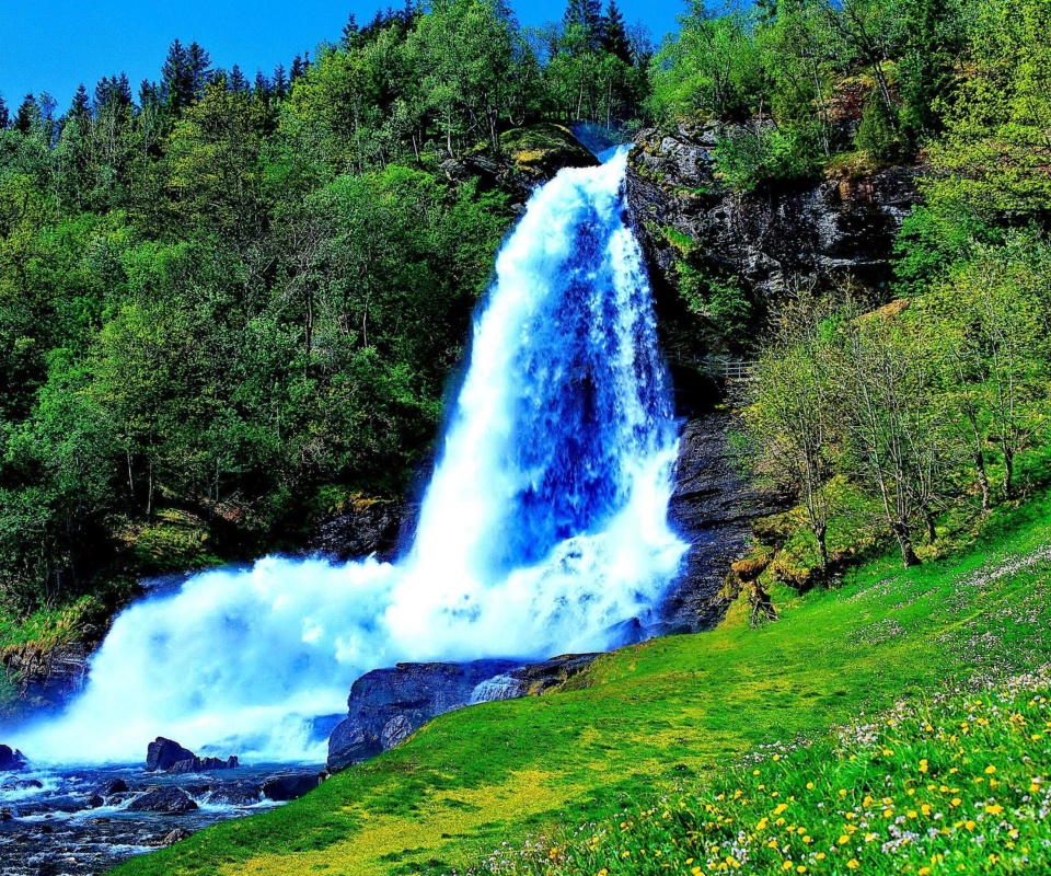 Das Waterfall Trekking in the mountains Wallpaper 960x800