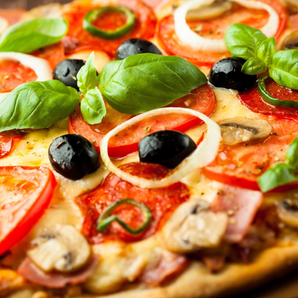 Fondo de pantalla Pizza with mushrooms and tomatoes 1024x1024